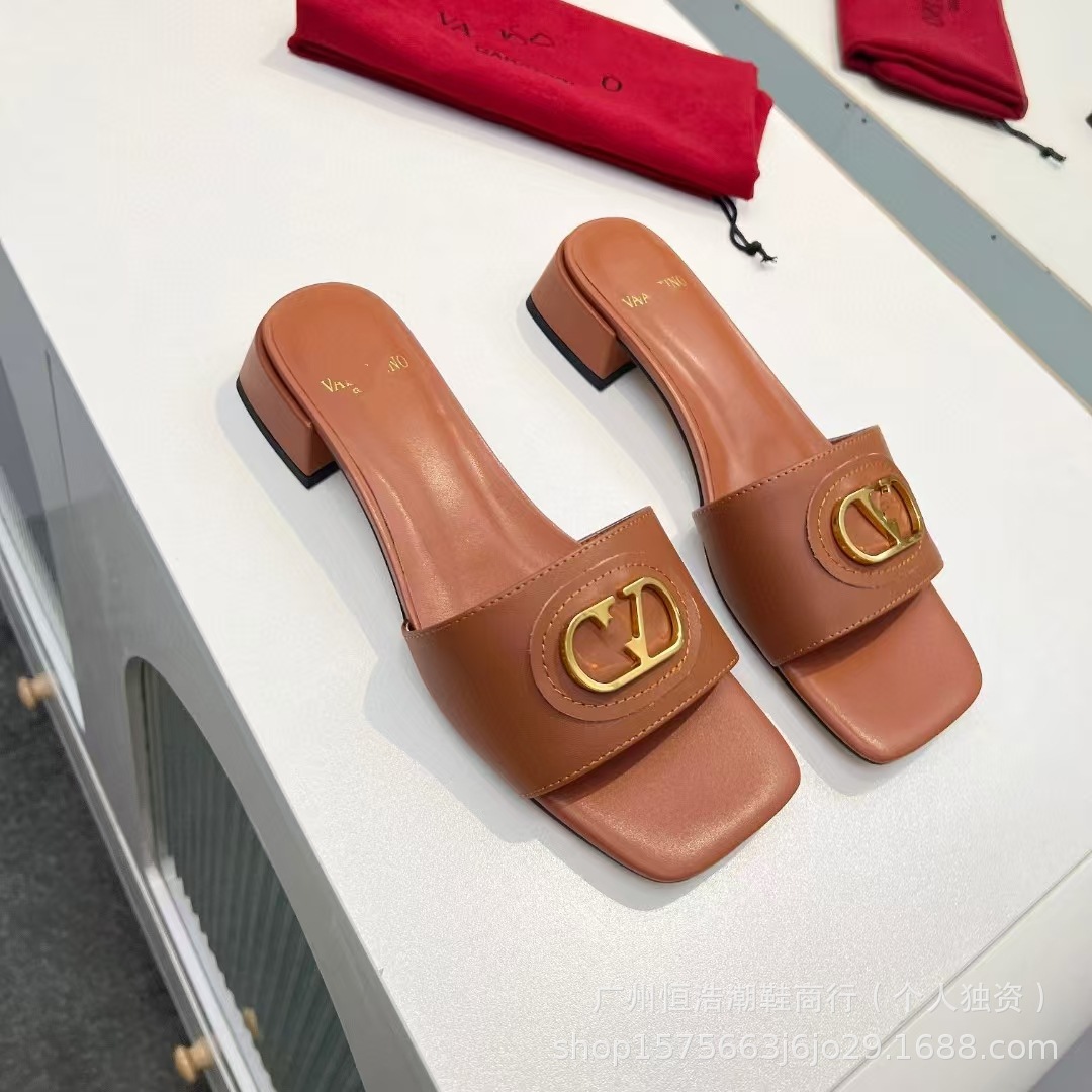 Alta versión 2025V casa de tacón bajo punta cuadrada punta abierta zapatillas clásicas de mujer con hebilla en V zapatillas de mujer de cuero exterior zapatillas de mujer