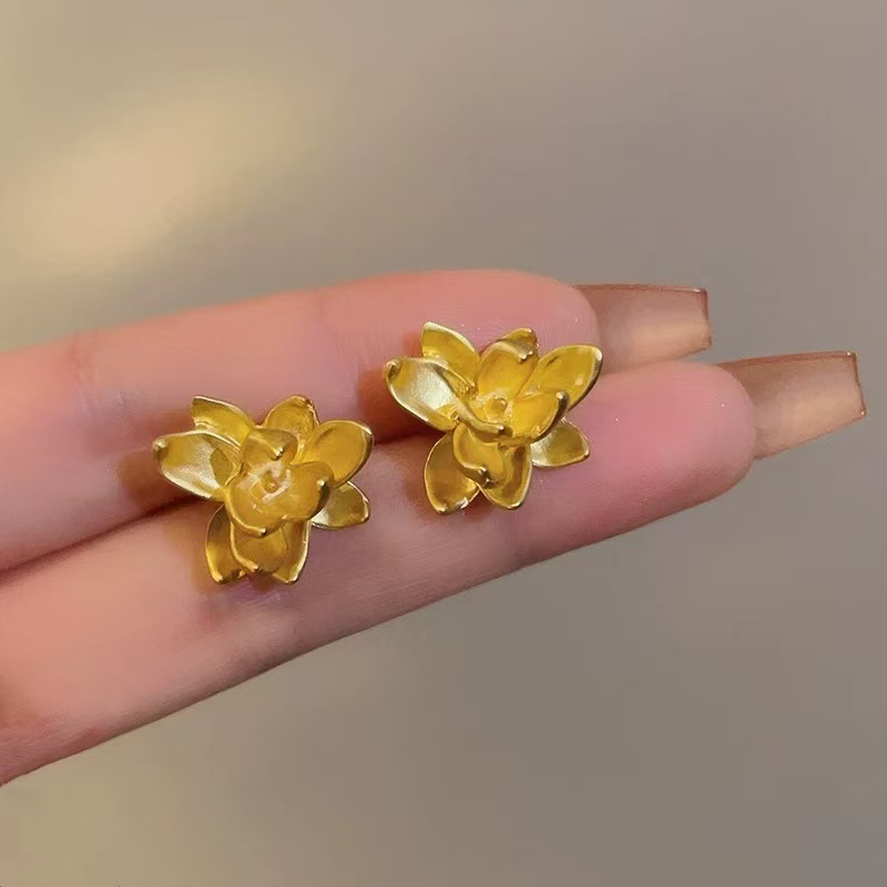 Pendientes de flores tridimensionales con lentejuelas de aguja de plata Pendientes de lujo ligero de alta gama de moda de nicho Pendientes de viento frío al por mayor