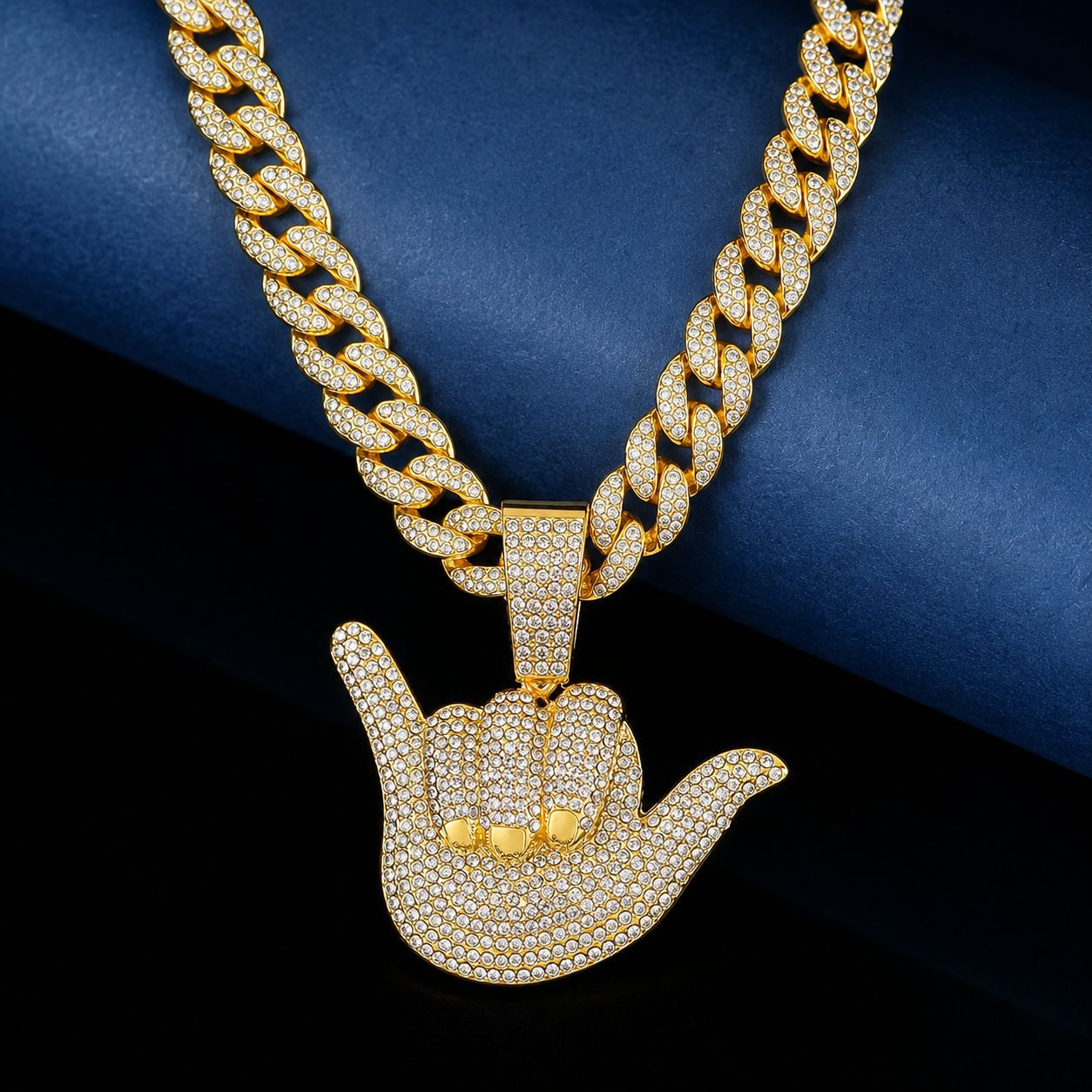 Collar con Dije de Mano 666 Cubano de Aleación de Zinc con Pedrería