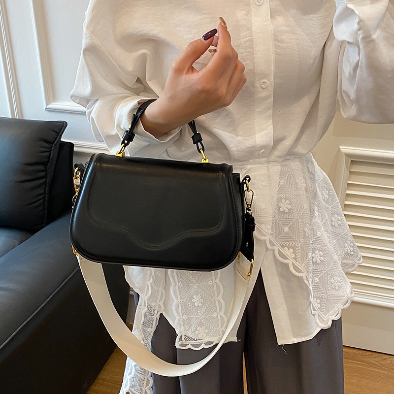 Bolso de moda coreano 2025 verano nuevo bolso femenino simple bolso de hombro ancho bolso de mensajero diario