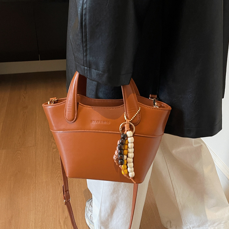 Bolsa de cubo portátil de color contrastante bolso de viaje retro mujer otoño / invierno 2025 nueva moda versátil bolso de hombro