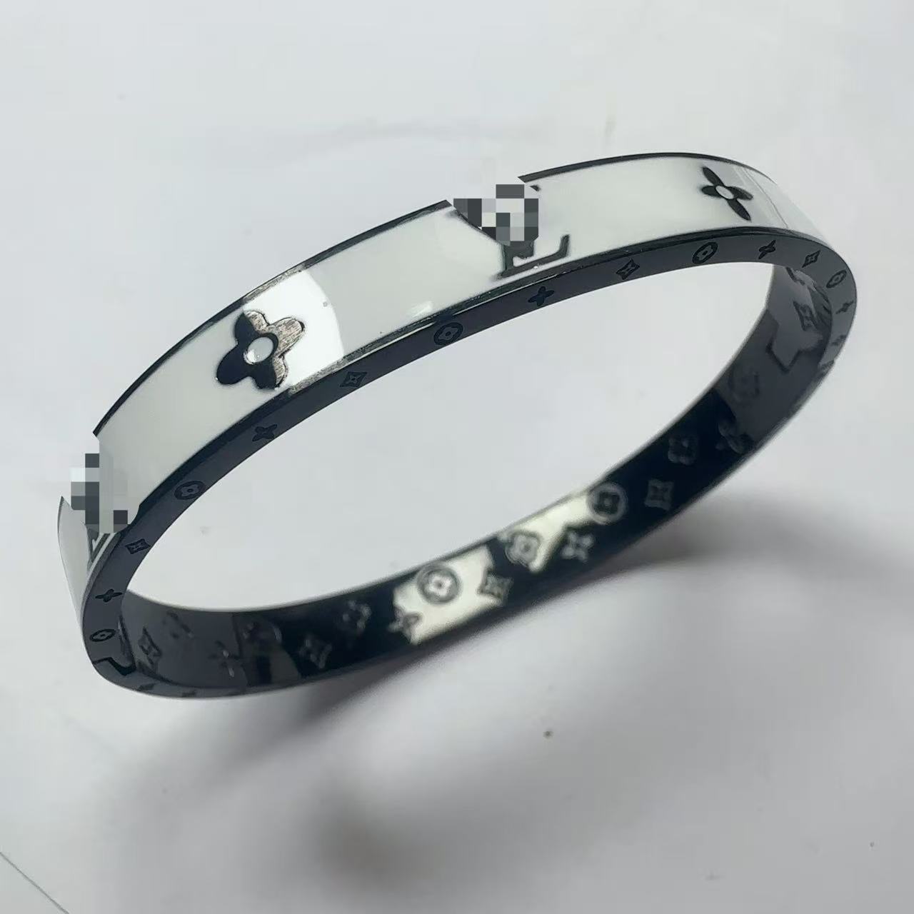 2025 新しいヨーロッパとアメリカのビッグブランドチタン鋼ブレスレット非退色ステンレス鋼ブレスレットバックルオープニングハンドジュエリー卸売