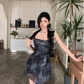 夏季吊带连衣裙女外穿显瘦百搭短裙纯欲风辣妹交叉露背不规则印花