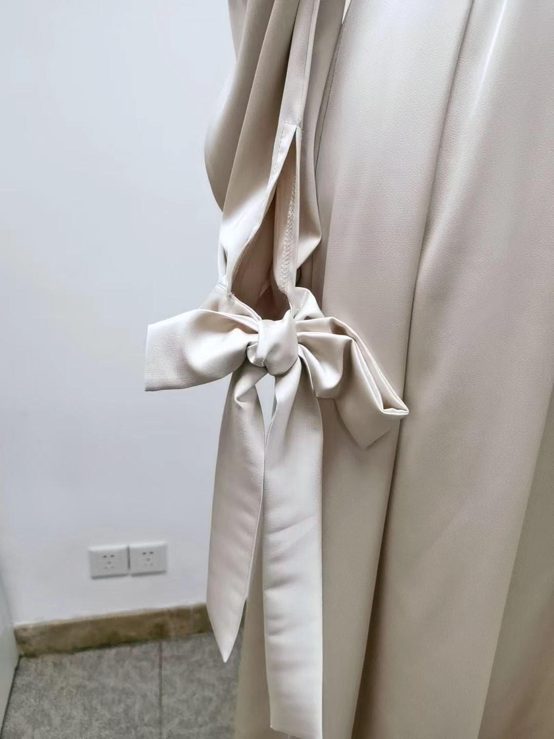 Damenbekleidung neues Modell Stehkragen Satinkleid_voghion.com