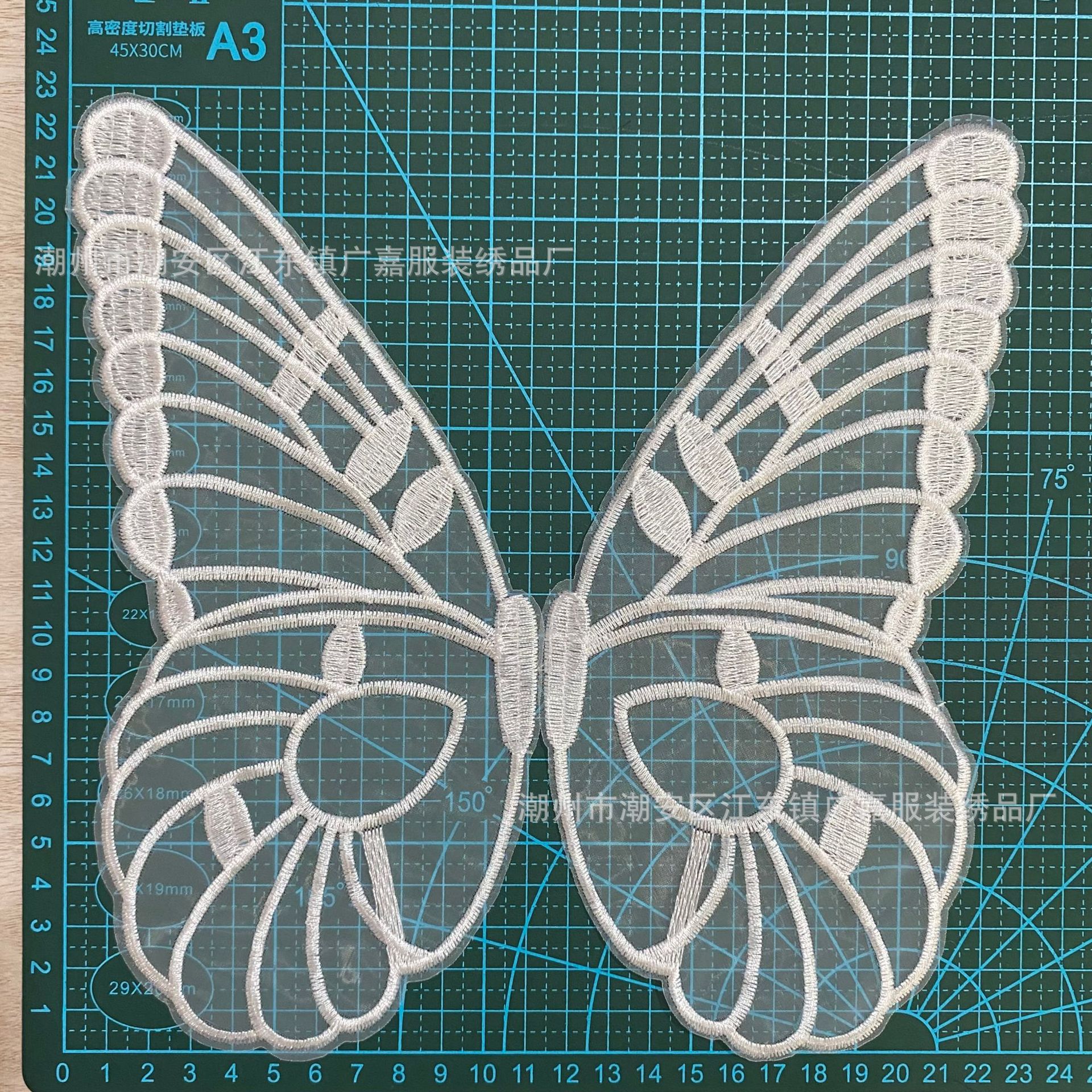 흰색 전체 폭 약 23cm * 높이 22.5cm