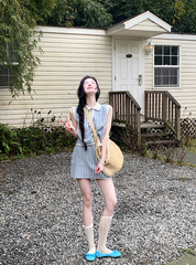 夏の服とセットのファッション夏のドーパミンは年齢を減らして青い白いストライプのニットベストを着ます。