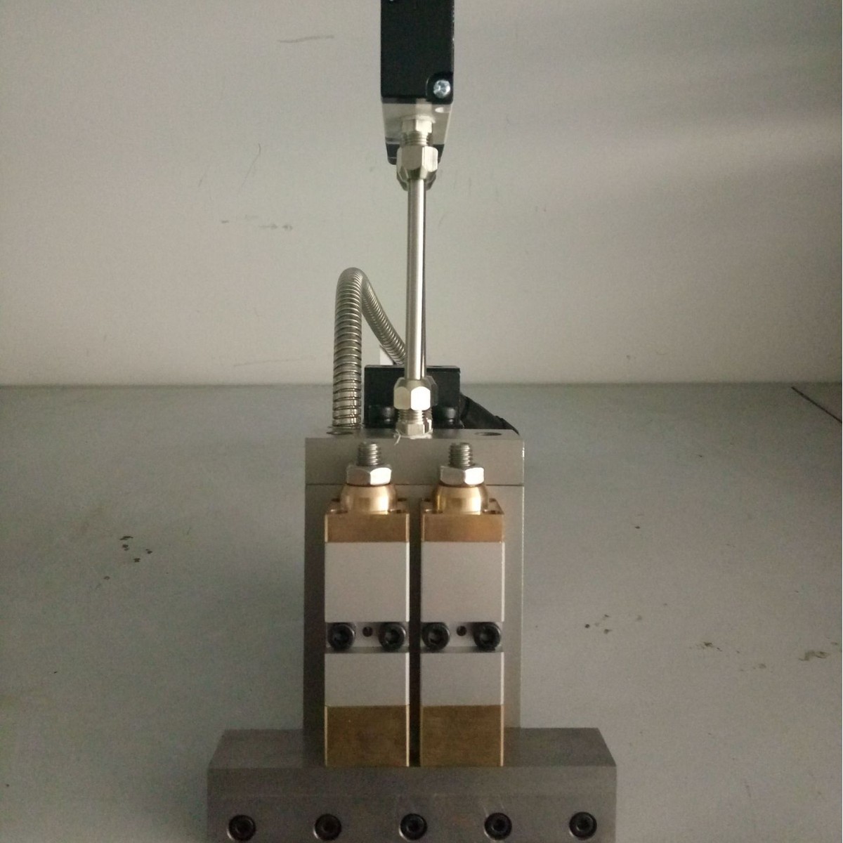 厂家供应热熔胶刮胶枪 热熔胶枪喷头喷嘴 胶枪体积小便捷无拉丝