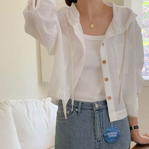 Short, chic single-breasted shirt with contrasting colors, long sleeves, and a striped design—perfect for summer, offering a relaxed, Korean-style look that’s both versatile and sun-protective.