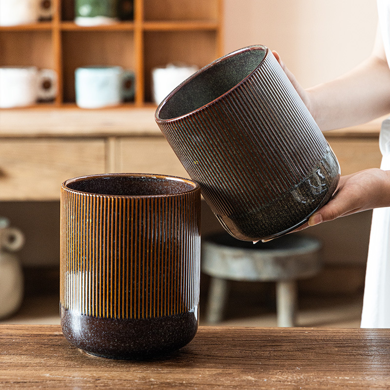 Cerámica multipropósito en relieve de patrón vertical enchufe de flores utensilios de cocina domésticos palillos recipiente de almacenamiento de escritorio lápiz de maquillaje cepillo de maquillaje