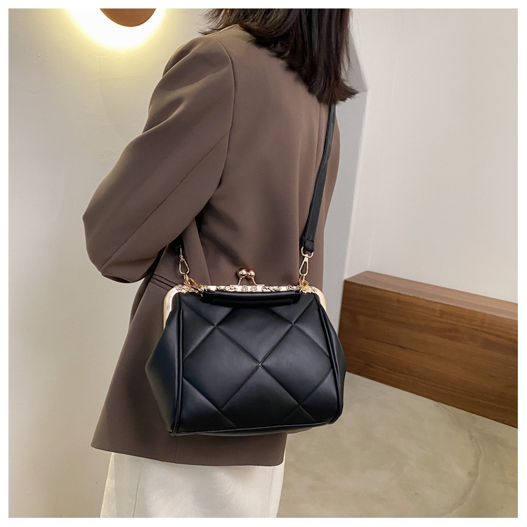 New Fashion Rhombus Embossed One-shoulder Diagonal Clip Bag Wholesale Nihaojewelry display picture 44