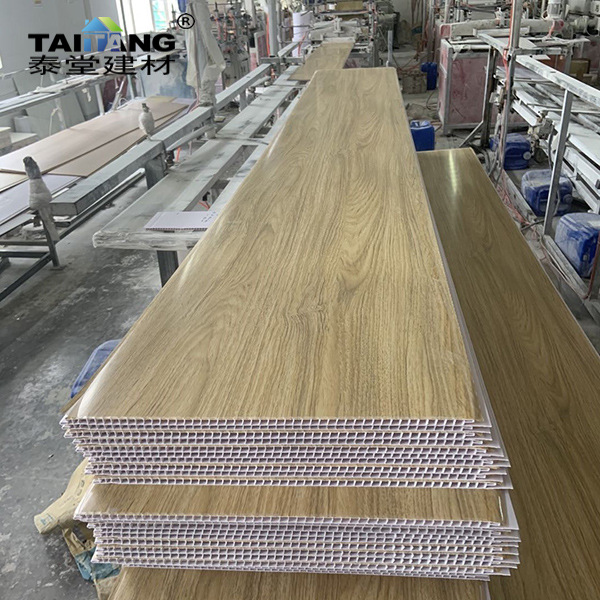 Los fabricantes producen paneles de pared de techo de refuerzo de PVC de colores en África, América del Sur y otros mercados