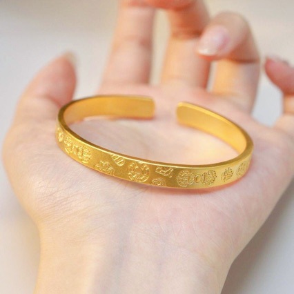 Gold shop with the same ancient method carved sand gold auspicious bracelet opening bracelet wide gold color for a long time does not fade national_voghion.com