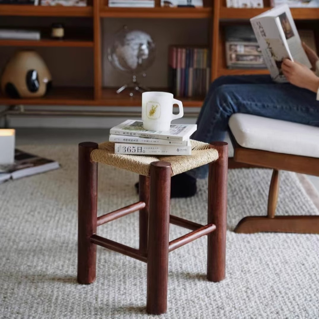 Taburetes de madera sólida retrógrados pequeños taburetes de cambio de zapatos simple asiento familiar moderno taburetes de alto valor de cara pequeñas patatas dulces