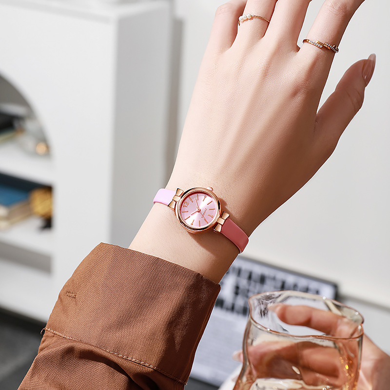 Nuevo reloj de aleación de estilo antiguo pequeño y fresco, estudiante, cinturón delgado simple, reloj de mujer, cabello negro