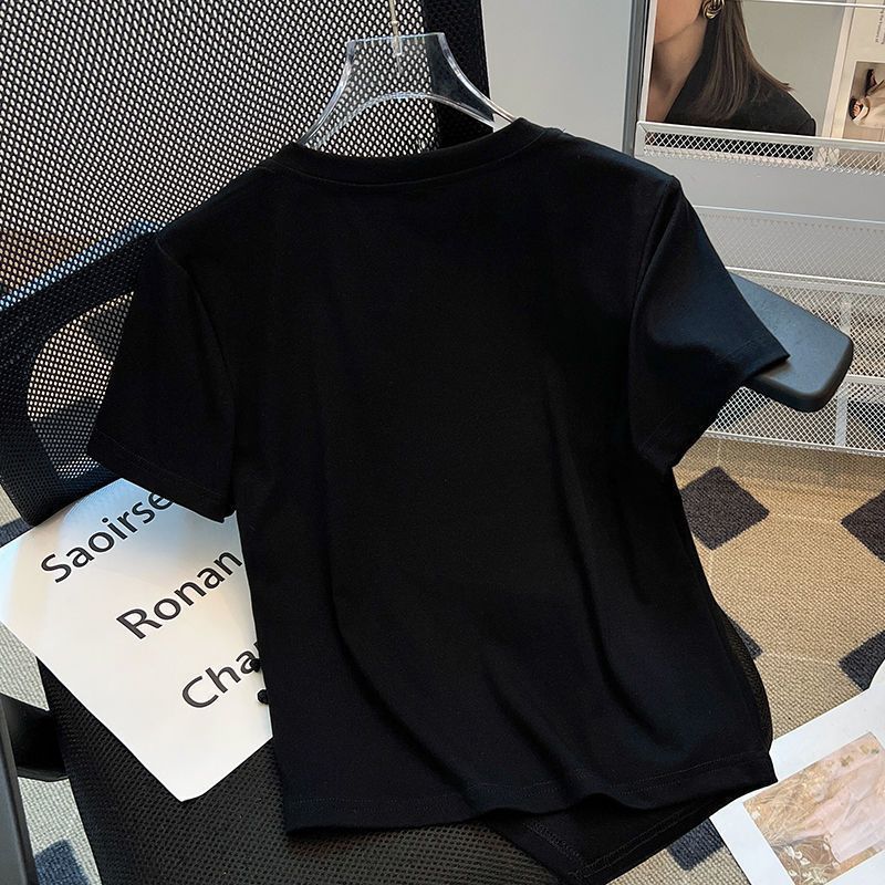 Nueva camiseta de manga corta con cuello redondo de diamantes calientes de estilo chino para mujer, nuevo estilo de alta gama, top casual con hebilla de disco súper atractivo