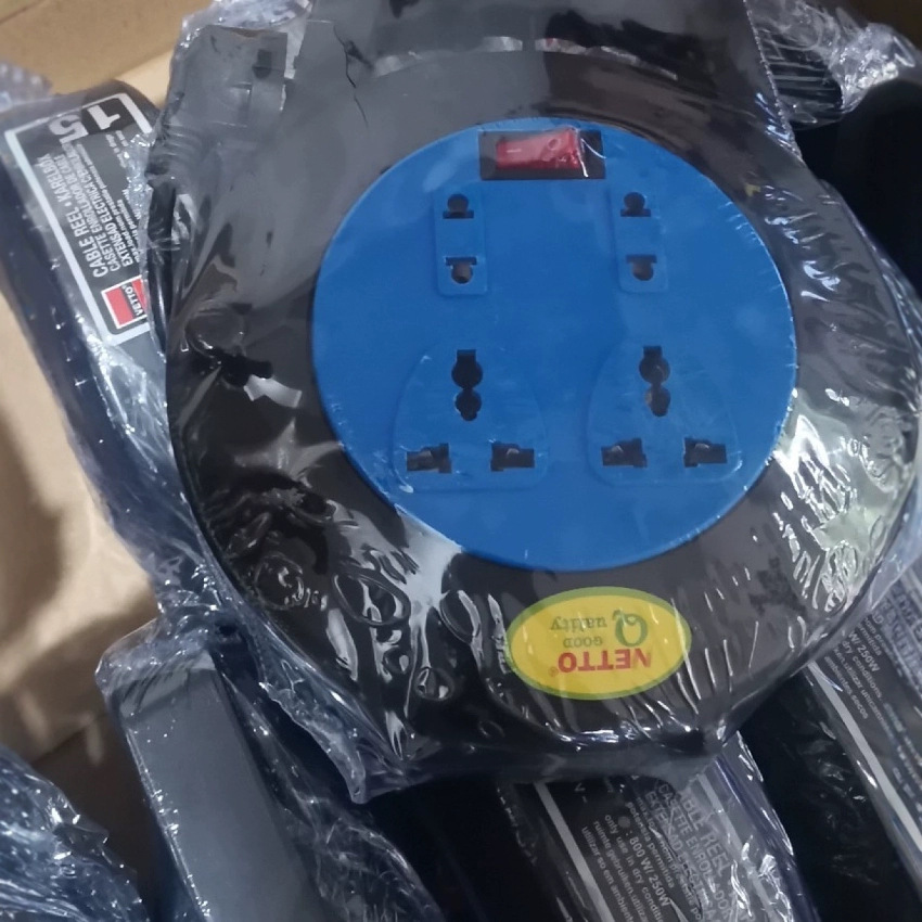 工厂直销4位国际万能孔卷线盘带开关便携式手提线盘卷盘外贸插座