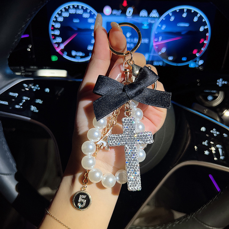 Nuevo arco de perlas de cerámica barro crucifijo llaves coreanas exquisitas llaves de automóviles colgantes bolsos colgantes