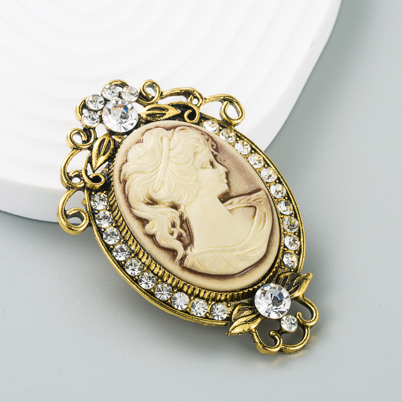 Fashion Oval Alloy Inlay Rhinestone Brooches display picture 4