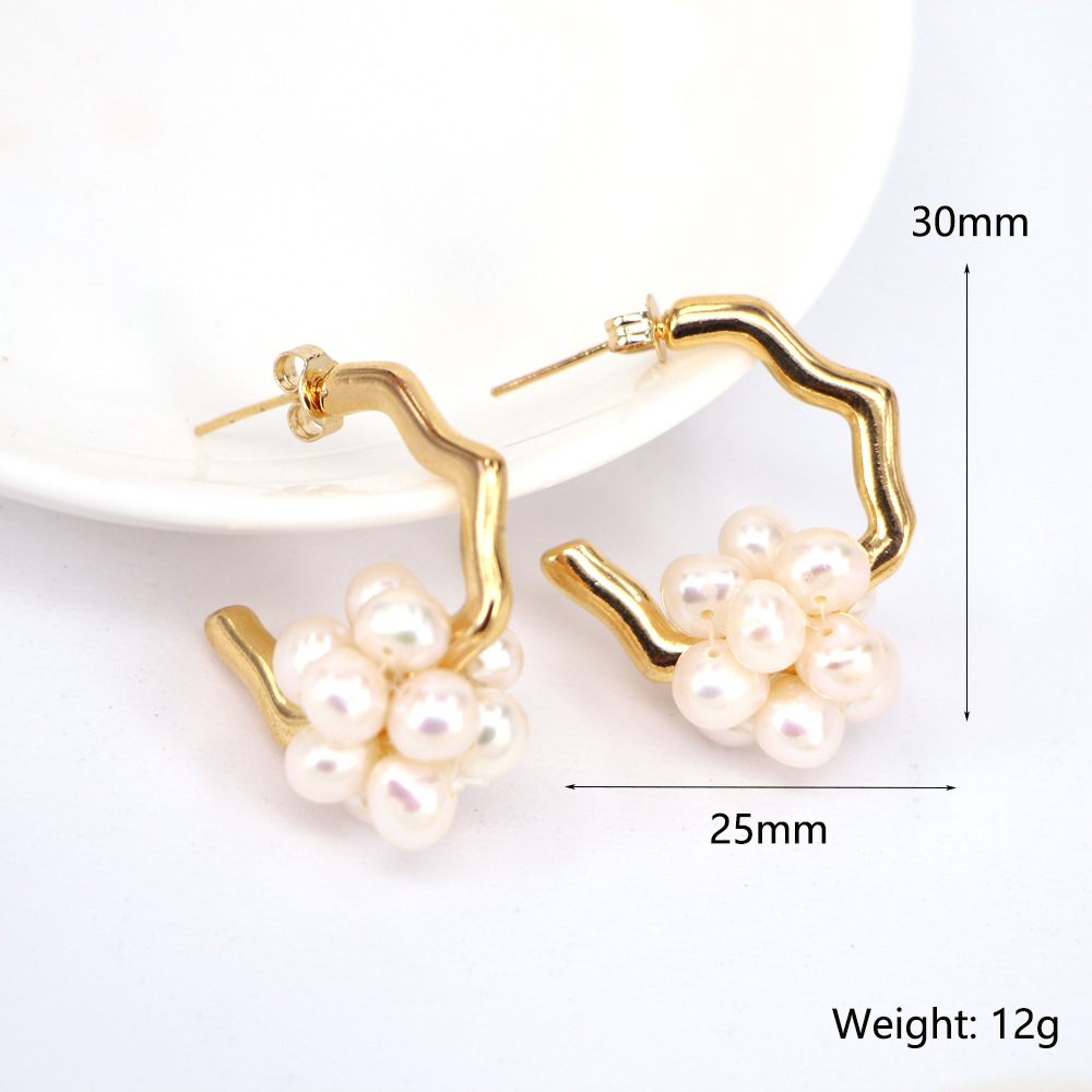 Retro Natural Freshwater Pearl Copper Gold Plated C-shaped Earrings display picture 1