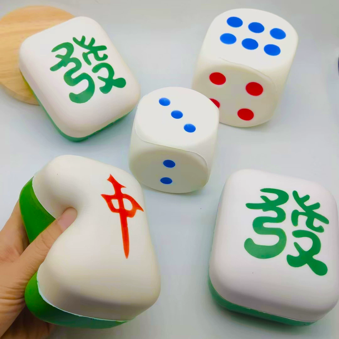 Интернет-красный маджонг медленно отскочил кости, чтобы распаковать игрушку