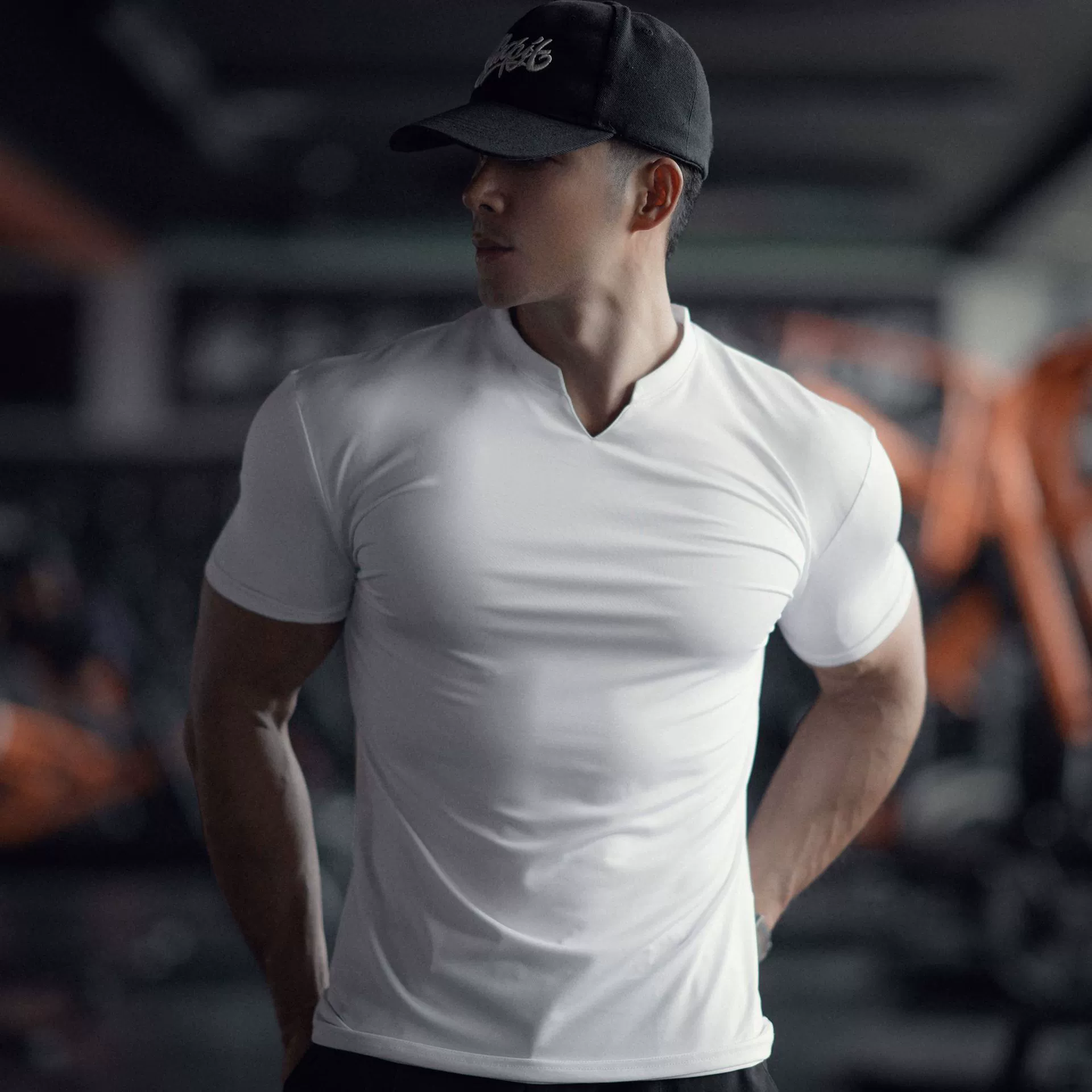 Новая летняя мужская спортивная футболка для отдыха, фитнеса, бега, чистого цвета, эластичная, быстросохнущая, с v-образным вырезом, с короткими рукавами, базовая футболка