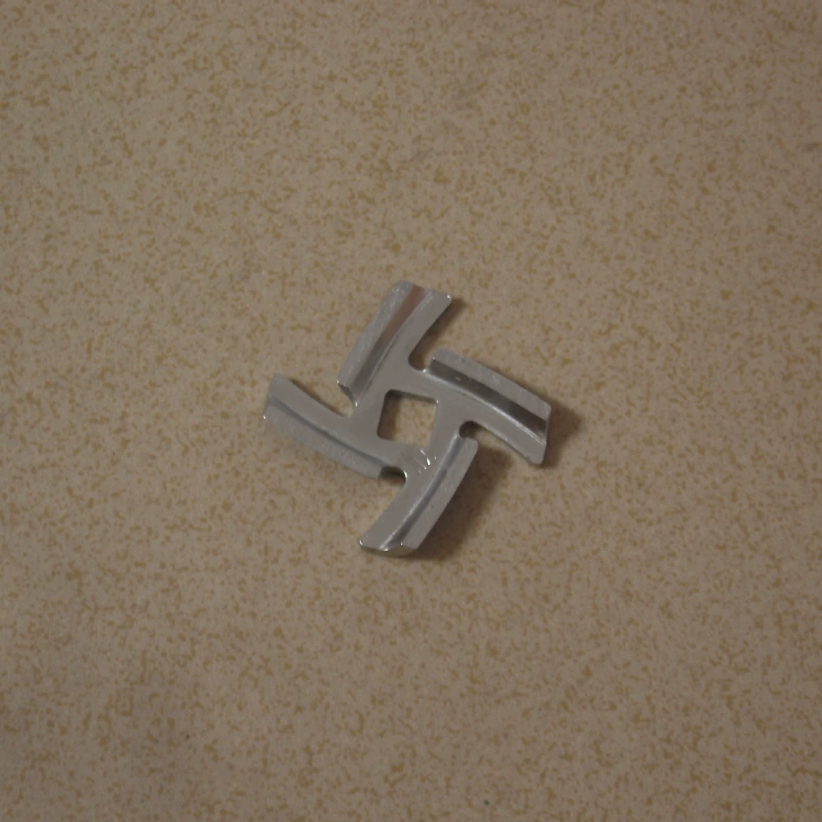 Завод производит лезвия для аппаратов по производству соевого молока, лезвия для блендеров, лезвия для измельчителей льда, лезвия для смешивания продуктов в смузи-машинах, высокопрочные валы для лезвий.