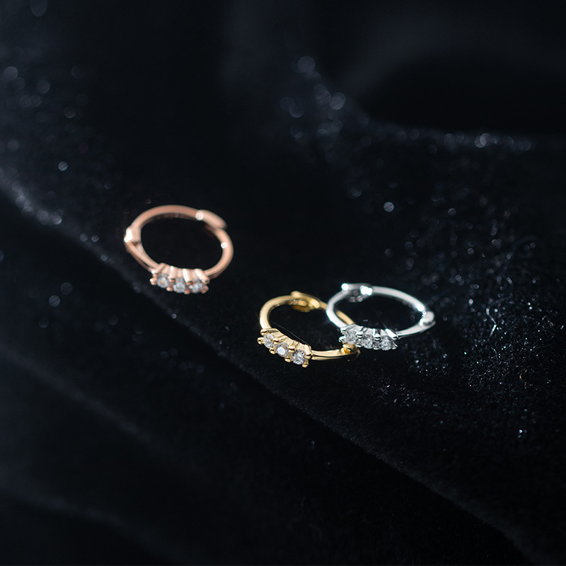 Eloch s925 plata coreana estilo simple estilo personalidad taladro perforación de orejas femenina pequeña joyería de orejas de tres diamantes G9046