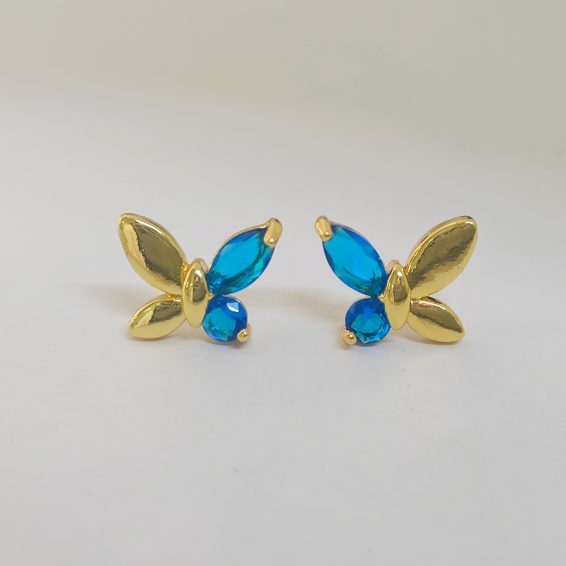 Nuevos pernos de mariposa incrustados de zircon nicho femenino diseño brillante lujoso pernos de mariposa asimétricos de alta calidad