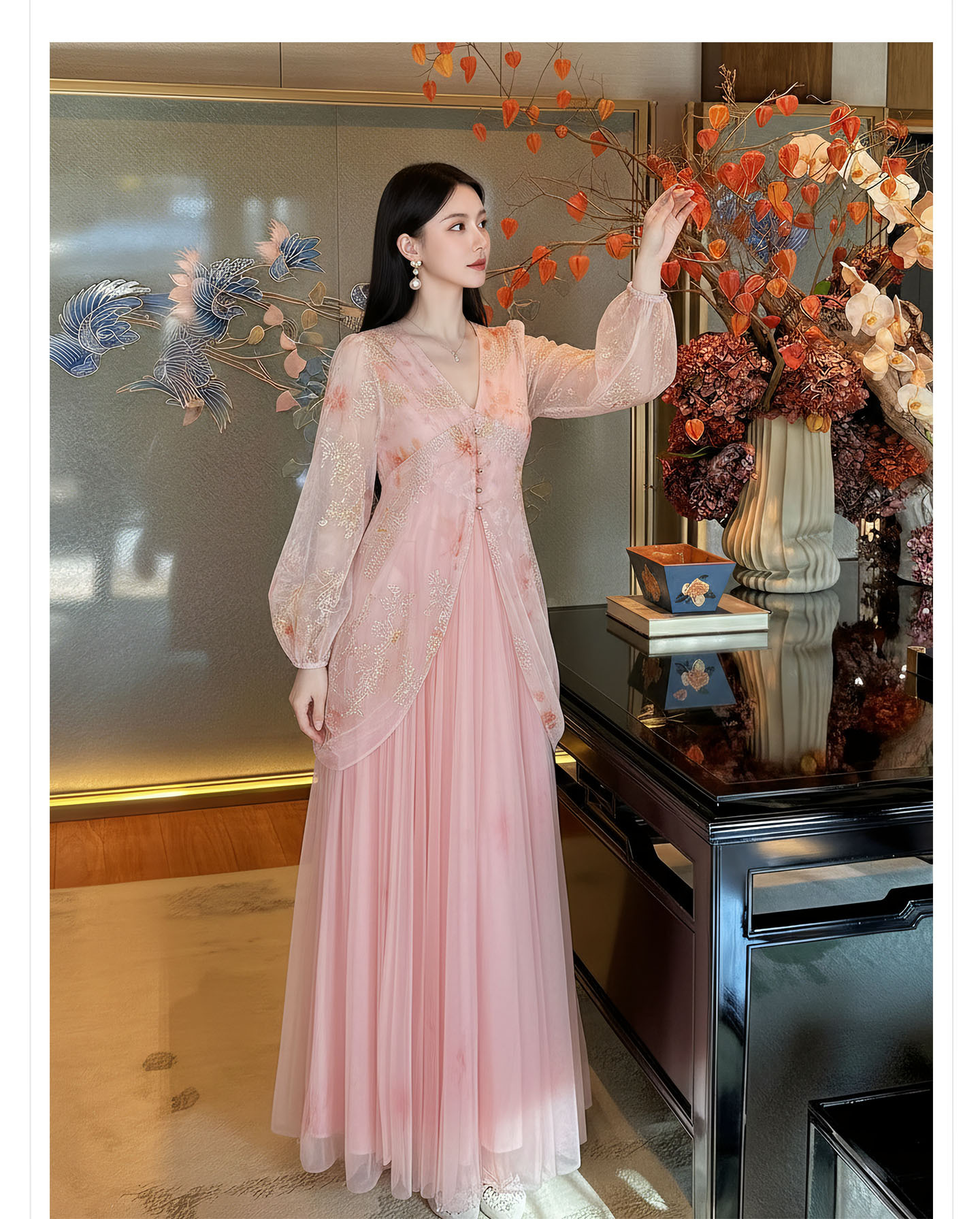 Đầm maxi nữ thắt eo phong cách tân cổ điển, cổ xẻ tà, tay ngắn, họa tiết hoa nhí trên vải voan lưới, thêu kim tuyến và cúc bọc vải — màu hồng chi tiết 9