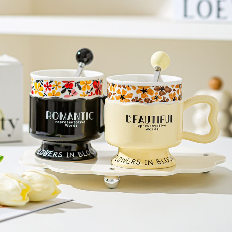 Taza de pie alto retro taza de marca de lujo ligera pareja de cerámica europea taza de leche regalo para mujeres de alto valor facial taza de agua