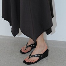 2026新款夏季夹趾拖鞋黑色软底休闲铆钉极简人字高跟凉拖女夏外穿
