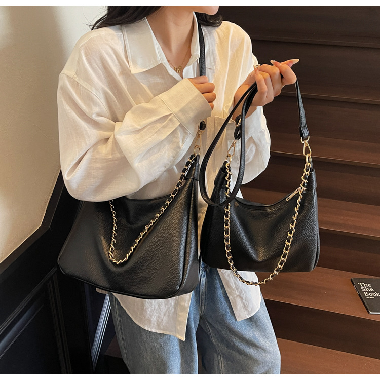 A niche, high-quality, large-capacity chain tote bag for women in the summer of 2025, a versatile and casual crossbody bag for students to commute to school undefined