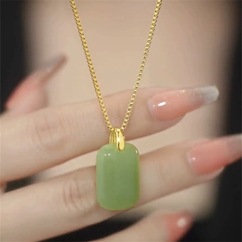 2023 New Hot Style Ruyi Necklace Women's Light Luxury Rush Brand Pendant Emerald Green White Clavicle Chain Ins