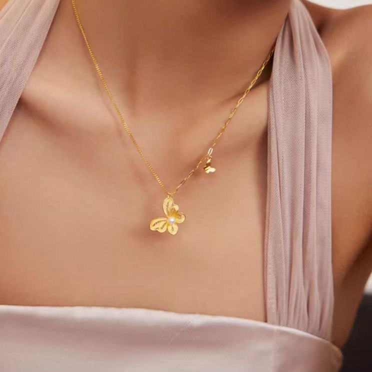 Nytt sandguldfärgat fjärilskärleksblommorhalsband guldbutik med guldfärgad fjärilspärlhänge kedja nyckelbenskedja_voghion.com