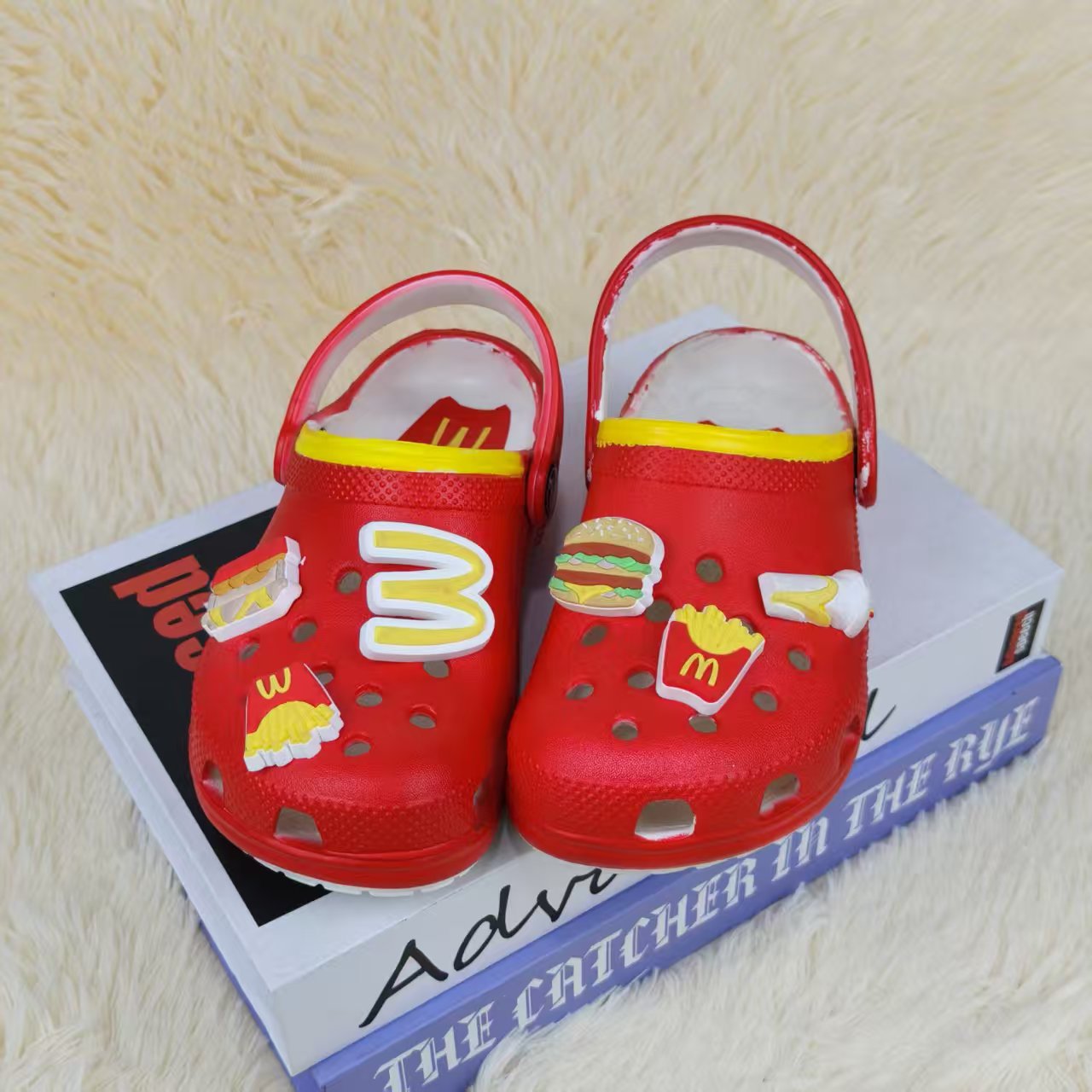 2025 nuevos zapatos agujero serie de dibujos animados monstruos eléctricos niños adultos series agujero zapatillas frescas al por mayor