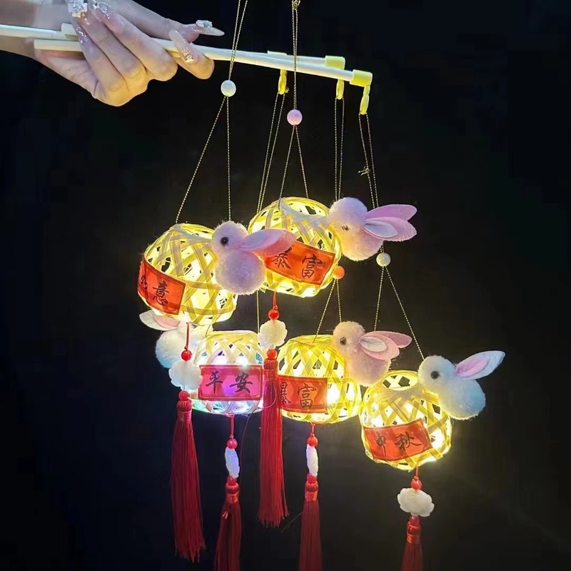 中秋節の竹編みの提灯は手に持って光るウサギの花灯の小さい提灯を持って屋台を並べます。|undefined
