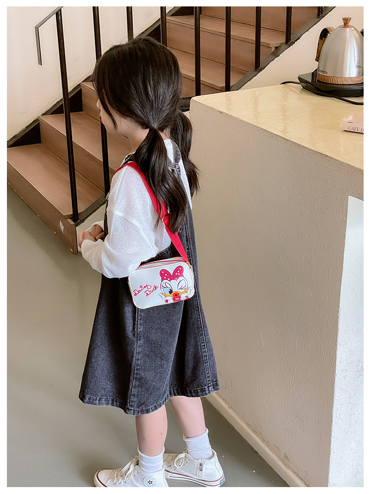 The 2025 new children's mobile phone bag is a trendy, fashionable, fresh, sweet, cartoonish, creative and simple single-shoulder crossbody bag for women undefined