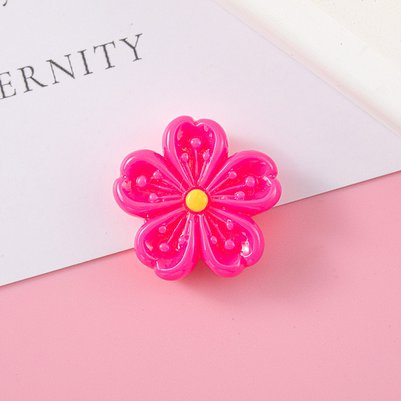 Venta directa de fábrica de cinco pétalos serie flor de cerezo accesorios de resina flor corazón Bud serie fresca crema más parche de horquilla