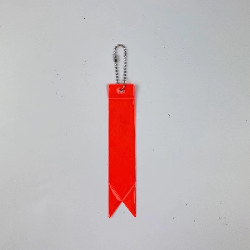 Venta caliente transfronteriza 13 colores colgante reflectante serpentina PVC reflectante bolsa colgante llavero fluorescente fabricante spot