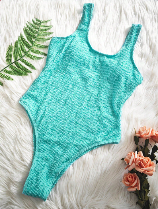 Tejido especial al aire libre de deportes europeos y estadounidenses, cascada ondulada de color caramelo, traje de baño delgado y sexy para mujeres