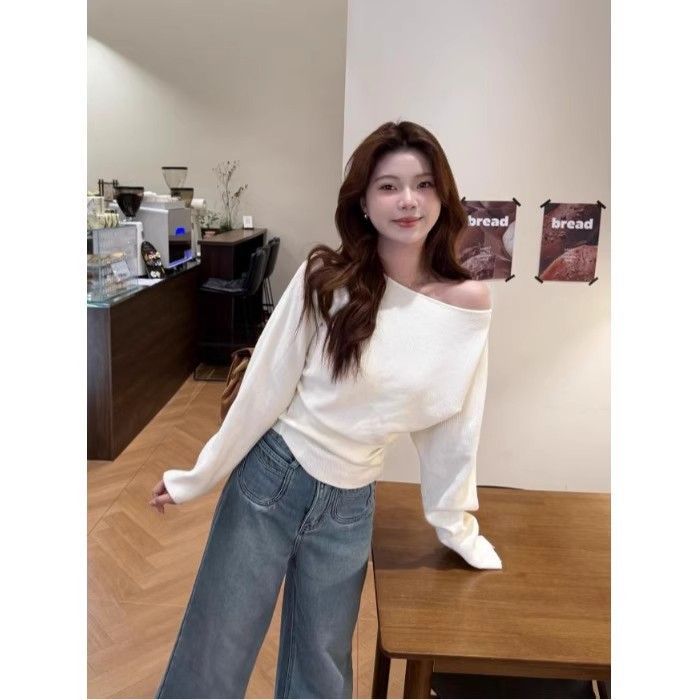 Korean-Style Elegant Off-Shoulder Long-Sleeve Knit Sweater for Women, Autumn and Winter Design, Niche Style, Waist-Cinching, Slimming One-Shoulder Sweater