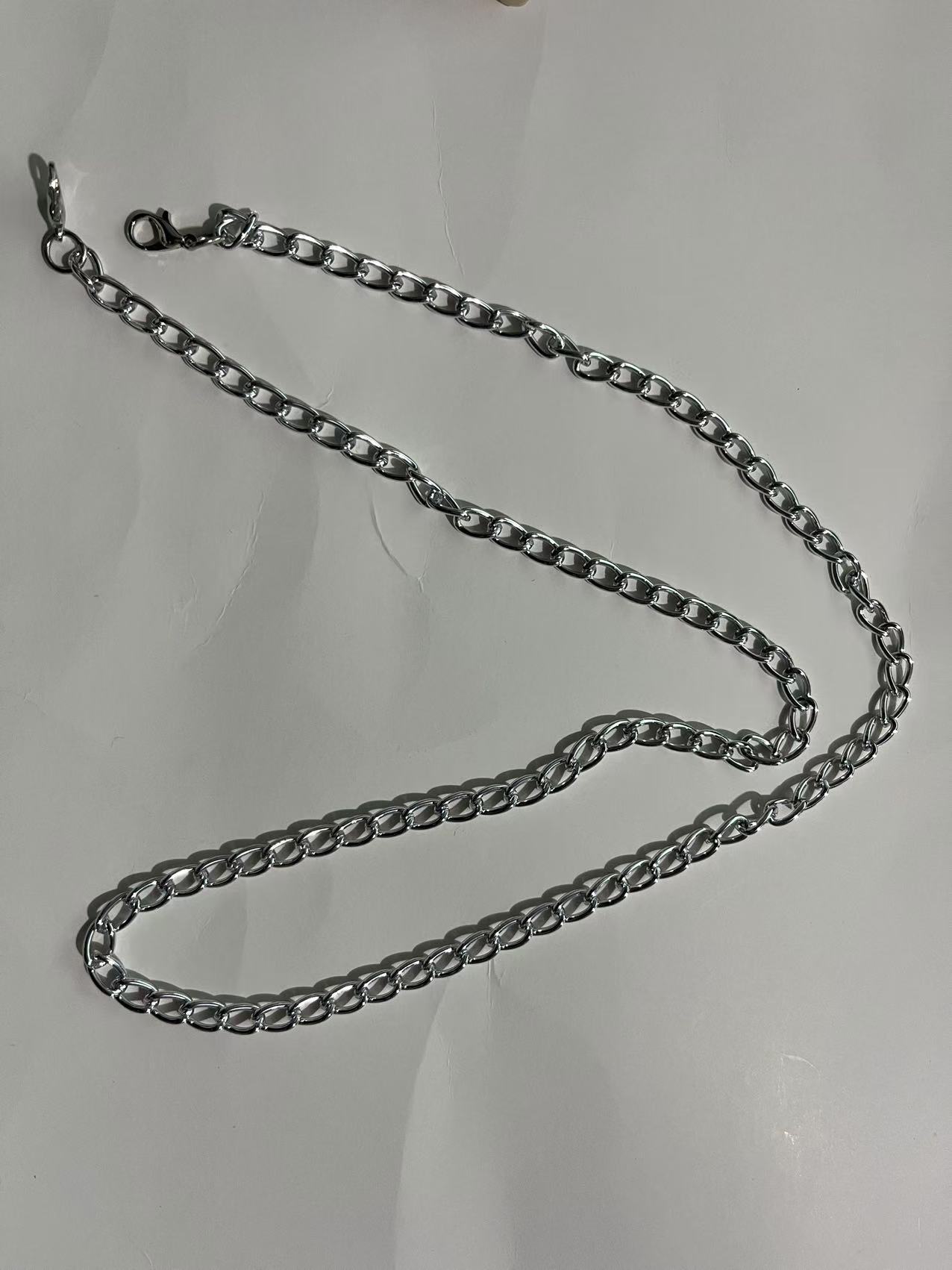 검은색 점프수트 + 목걸이