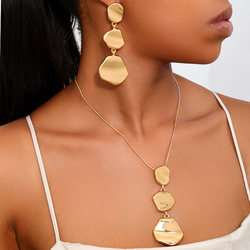 Fashionable geometric long pendant with tassels