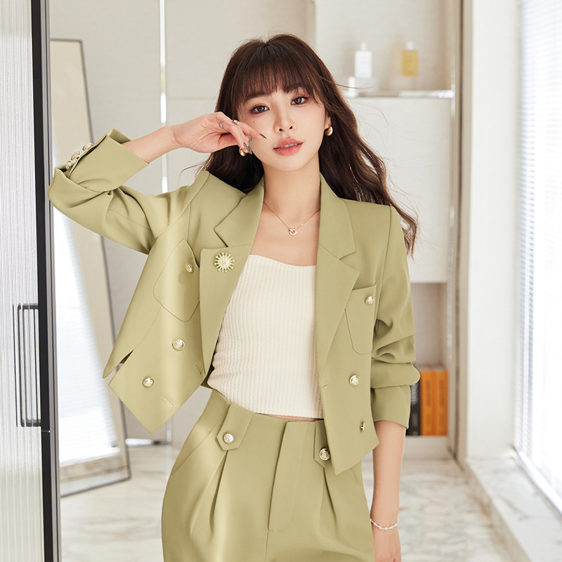 High-end women's short, stylish workwear-inspired two-piece suit set for petite women, perfect for spring and autumn.