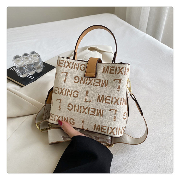 2023 Autumn New Live Broadcast Good Large Capacity Women's Single Shoulder Crossbody Bag Letter Retro Wide Shoulder Strap Bag for Women_voghion.com