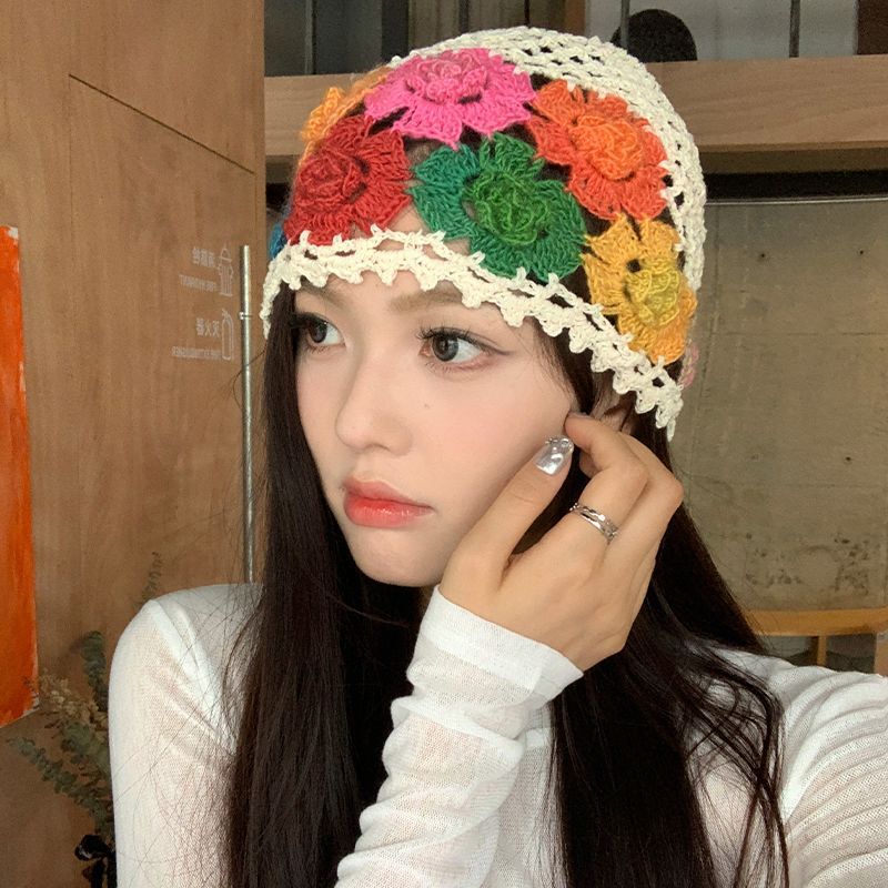 甘くて、透かし彫りの花の帽子をかぶっています。|undefined