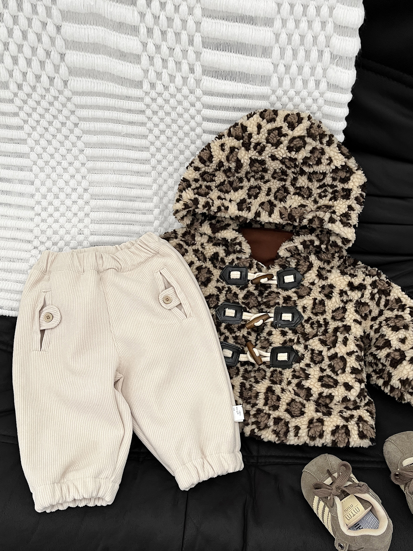 Ropa infantil coreana 2025 otoño y invierno coreano para bebés masculinos y femeninos con estampado de leopardo extranjero de cordero de peluche y peluche grueso chaqueta con capuz
