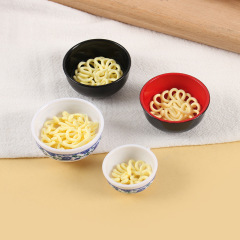 PVCシミュレーションカップラーメンの碗のミニチュアは食べて遊んで、DIY台所の料理道具のうどんの碗の子供の家のおもちゃの家の置物を遊びます。