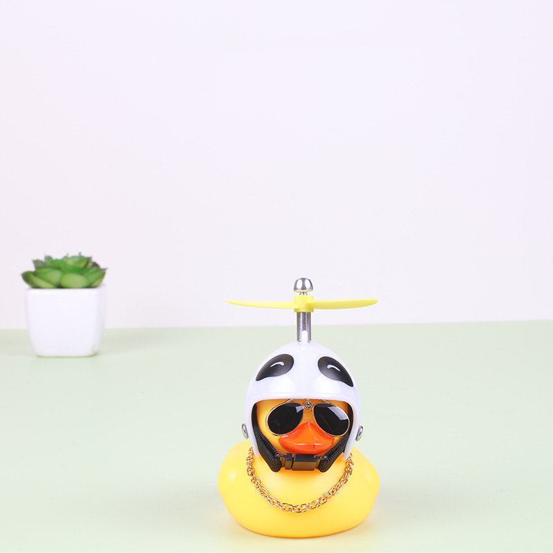 Broken Wind Duck Decoración de coche Adornos Red de coche con casco Tik Duck Little Yellow Duck Car Turbo Duck