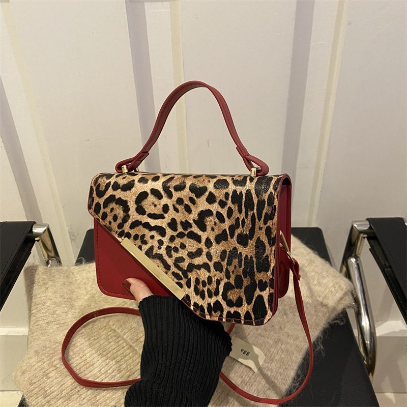 Niche Zhong bajo la axila bolsa de mujer de gran capacidad 2025 nuevo nicho de primavera estampado leopardo retro moda empalme bolso cuadrado